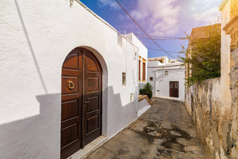 狭窄的街很漂亮的小镇罗兹岛多德卡尼斯群岛希腊美丽的风景优美的很漂亮的古老的白色房子花著名的旅游目的地南欧洲很漂亮的罗兹希腊