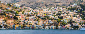 视图美丽的希腊岛锡米思米色彩鲜艳的房子小船希腊锡米岛视图小镇锡米罗兹多德卡尼斯群岛
