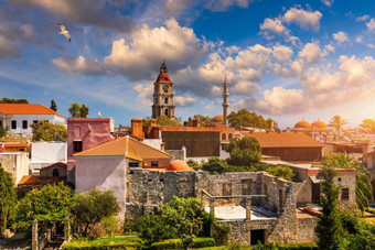 中世纪的拱形街小镇罗兹希腊罗兹小镇罗兹岛希腊历史街道小镇罗兹花罗兹多德卡尼斯群岛希腊