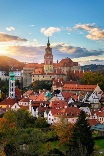 视图历史中心英语克鲁姆洛夫小镇伏尔塔瓦河河岸秋天一天俯瞰中世纪的城堡捷克共和国视图小镇英语克鲁姆洛夫南波西米亚捷克共和国