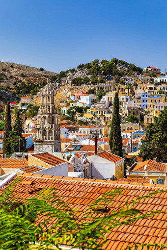 视图美丽的希腊岛锡米思米色彩鲜艳的房子小船希腊锡米岛视图小镇锡米罗兹多德卡尼斯群岛