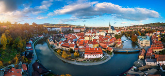 全景视图英语克鲁姆洛夫小镇伏尔塔瓦河河岸秋天一天俯瞰中世纪的城堡捷克共和国视图小镇英语克鲁姆洛夫南波西米亚捷克共和国