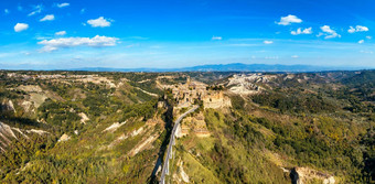 著名的奇维塔bagnoregio<strong>阳光</strong>明媚的一天省维泰博拉齐奥意大利中世纪的<strong>小镇</strong>山奇维塔bagnoregio受欢迎的旅游停止托斯卡纳意大利