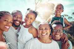 家庭自拍爱人采取照片微笑夏天肖像快乐集团孩子们父母爷爷奶奶摆姿势图片太阳