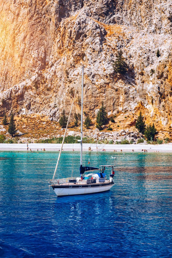 游艇锚定水晶清晰的绿松石水前面热带岛替代生活方式生活船视图游艇锚绿松石水显示奢侈品财富