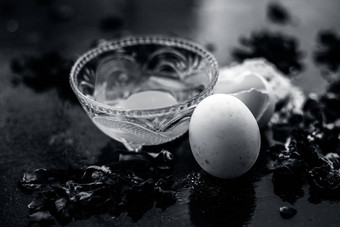 蛋见鬼去鹰嘴豆面粉克面粉木表面玻璃碗生蛋面粉表面治疗行皱纹