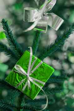 绿色礼物盒子挂圣诞节树
