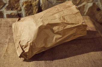 特写镜头环保可回收的纸袋健康的小麦<strong>面包</strong>内部表格麻布桌布