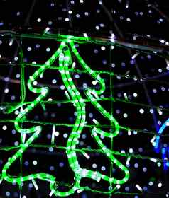 发光的电照明圣诞节树形状的灯