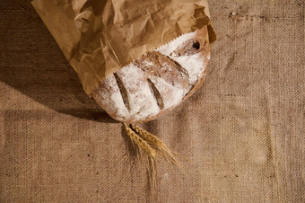 手工面包店前视图酵母面包耳朵小麦表格覆盖亚麻桌布首页烹饪