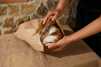 细节手贝克糖果店把健康的新鲜的粮食小麦<strong>面包</strong>生态可回收的纸袋