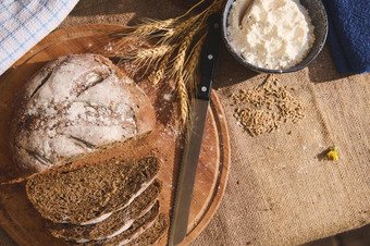 生活美味的健康的新鲜的烤自制的酵母<strong>面包</strong>小麦小穗白色面粉粗麻布