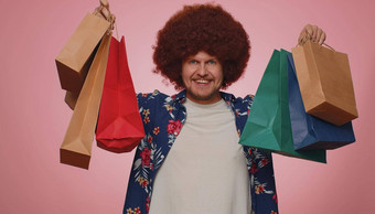 快乐旅游男人。显示购物袋广告假期折扣惊讶低价格