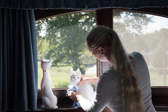 女人湿巾瓷小雕像白色猫窗台上房间清洁