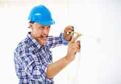 成熟的工程师采取墙测量成熟的工程师需要戴安全帽的采取测量墙