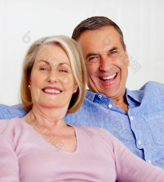 快乐的成熟的夫妇白色背景特写镜头肖像快乐的成熟的夫妇白色背景