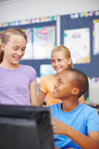 玩电脑游戏打破学校孩子们坐着站电脑类