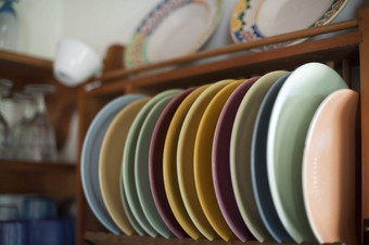 各种各样的色彩斑斓的盘子木架