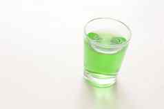 玻璃绿色苦艾酒利口酒