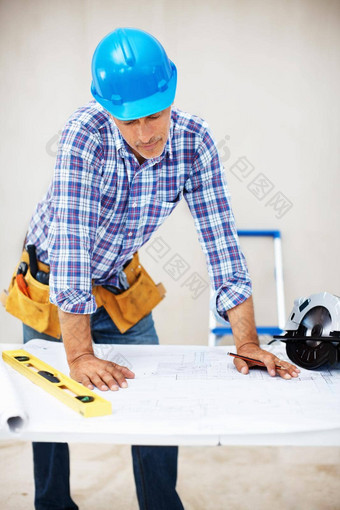 工程师蓝图成熟的工程师需要戴安全帽的蓝图