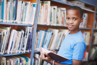爱阅读故事肖像非洲美国男孩享受好书图书馆