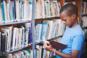 库伟大的的地方有创意的思想非洲美国男孩享受好书图书馆