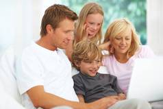 探索技术快乐年轻的家庭移动PC沙发首页
