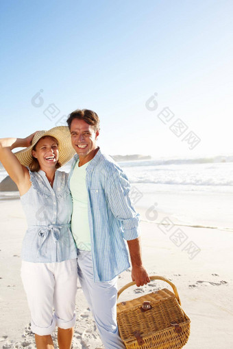 完美的一天野餐肖像快乐夫妇野餐海滩