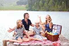 有趣的事微笑年轻的家庭笑野餐开始雨