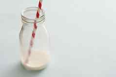孤独的玻璃瓶清空白色牛奶