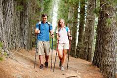 夫妇徒步旅行森林完整的长度夫妇背包徒步旅行森林微笑
