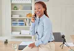 业务电话调用有趣的沟通黑色的女人谈话智能手机办公室网络人科技会说话的启动有创意的企业家微笑移动