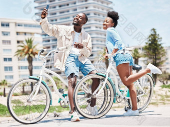 自拍自行车日期夫妇骑自行车散步夏天爱浪漫感情自行车照片有趣的黑色的女人男人。城市背景