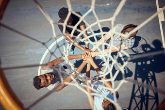篮球团队合作体育运动团队篮子球球员手挤作一团法院协作动机健身体育人培训健康