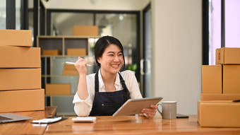 年轻的女人检查产<strong>品购</strong>买订单移动PC电脑电子商务在线业务在线销售概念