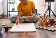 快乐年轻的女人绘画图片水彩舒适的首页艺术有创意的爱好休闲活动概念