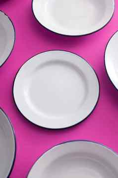 清洁白色搪瓷盘子紫色的背景