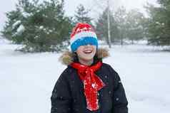 快乐男孩明亮的冬天衣服红色的围巾