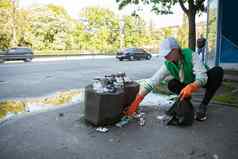 女人收集垃圾城市街