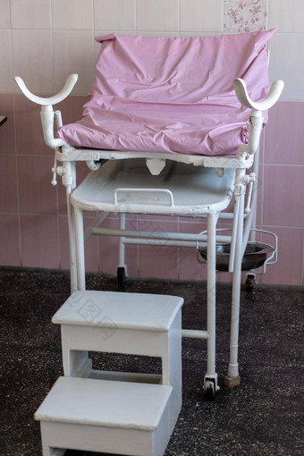 图像粉红色的妇科椅子toffice房间专业诊所复制空间怀孕规划<strong>分娩分娩</strong>的孕妇疼痛产科概念