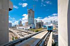 迈阿密市中心天际线未来主义的动机火车视图佛罗里达状态