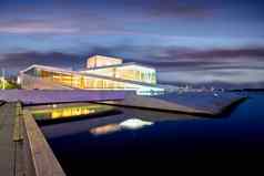 奥斯陆歌剧房子现代体系结构晚上视图