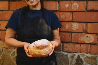 焦点面包粮食自制的棕色（的）轮酵母面包手女贝克黑色的酋长围裙