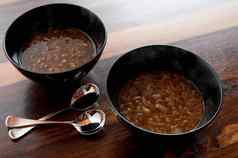 棕色（的）法国洋葱汤