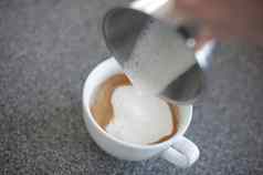 添加蒸泡沫牛奶卡布奇诺咖啡
