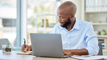规划笔记本移动PC商人工作在线的想法头脑风暴项目管理办公室桌子上富有成效的企业黑色的男人。写作网站电子商务科技金融策略