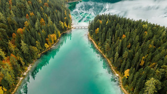 秋天巴伐利亚山德国阿尔卑斯山脉景观湖桥视图空中无人机照片