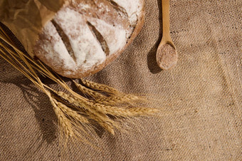面包粮食面包撒面粉小穗小麦木勺子麸皮解雇桌布