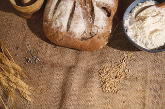 前视图传统的粮食黑麦面包碗面粉小麦耳朵麦片谷物分散粗麻布