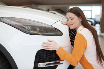 年轻的女人购<strong>买车</strong>经销商沙龙